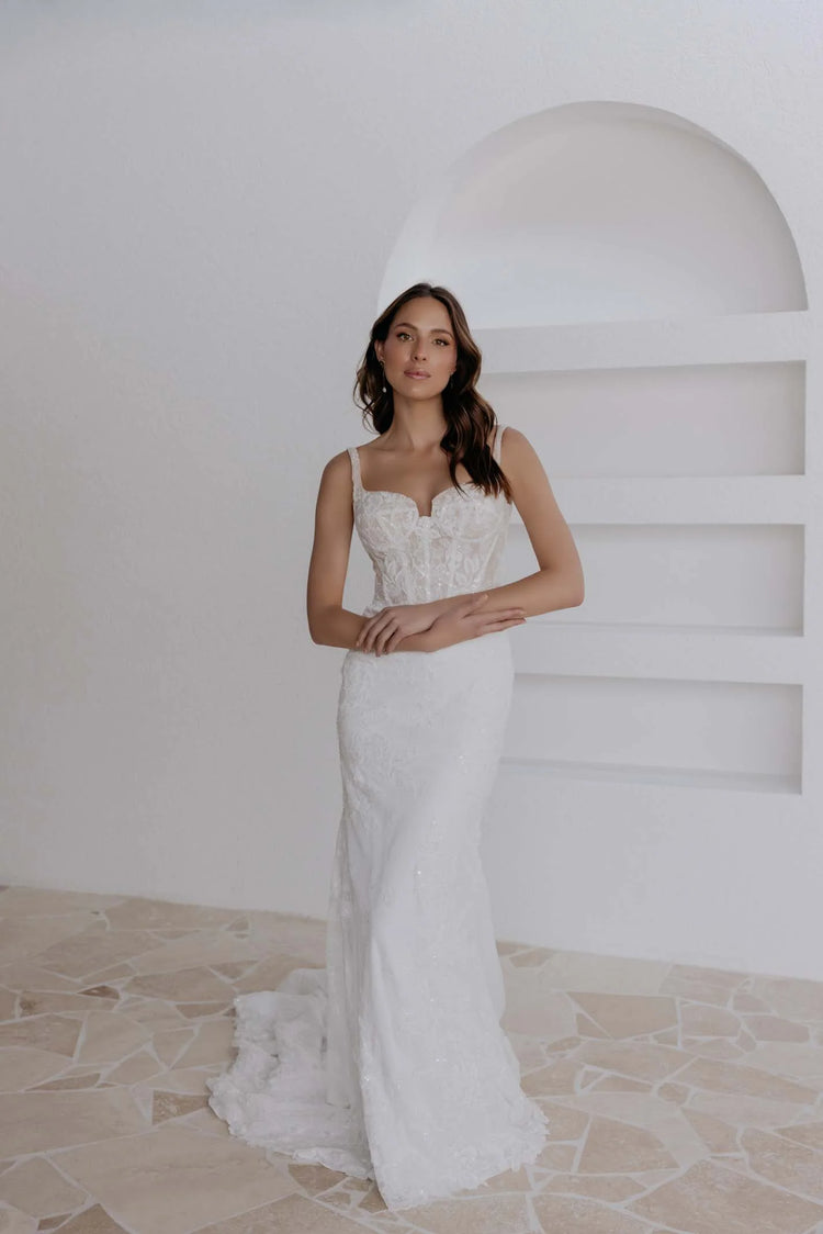 Alexandra Closed U with sleeve